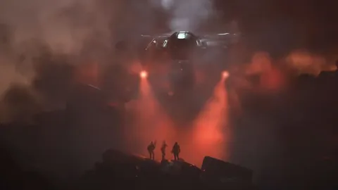 “英超7.3亿豪门险胜升班马，新援争议乌龙助攻加红牌，3-2绝地反击”